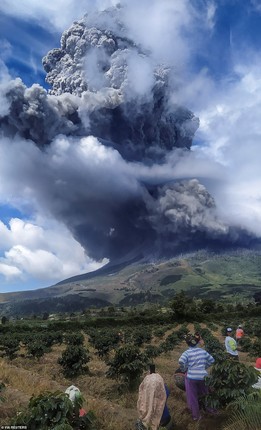 Kinh hoang canh nui lua Indonesia phun trao khoi bui-Hinh-5