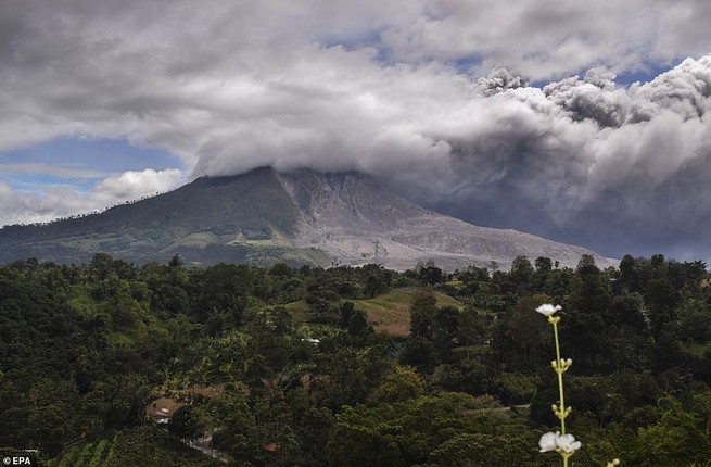 Kinh hoang canh nui lua Indonesia phun trao khoi bui-Hinh-6