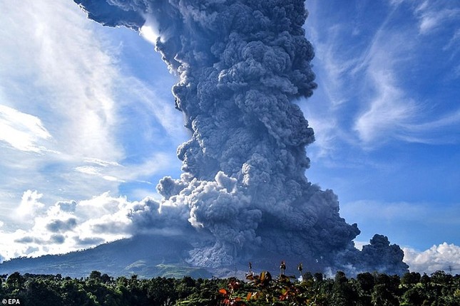 Kinh hoang canh nui lua Indonesia phun trao khoi bui