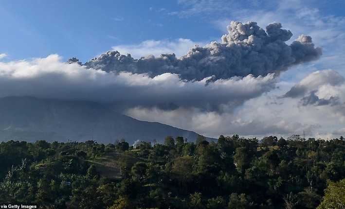 Kinh hoang canh nui lua Indonesia phun trao khoi bui-Hinh-8