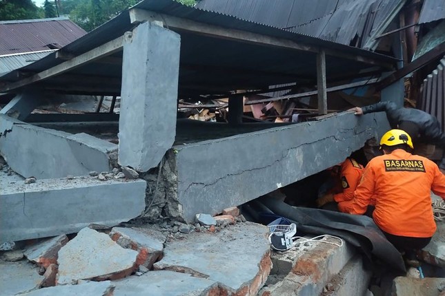 Hien truong vu dong dat o Indonesia khien hang tram nguoi thuong vong-Hinh-3