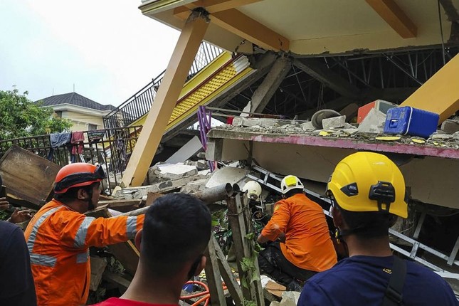 Hien truong vu dong dat o Indonesia khien hang tram nguoi thuong vong-Hinh-4