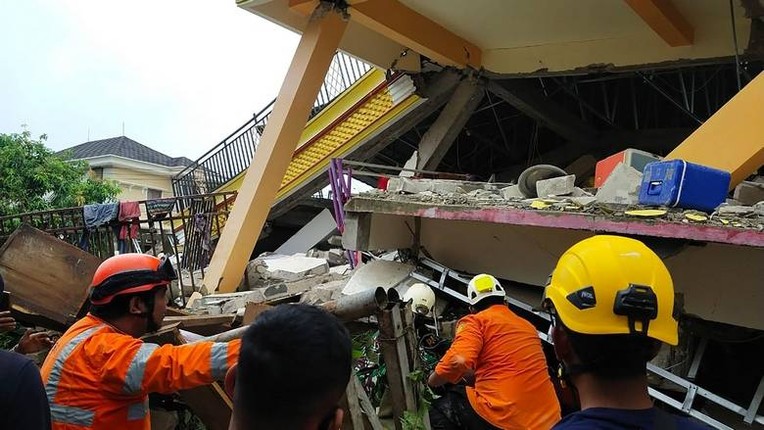 Hien truong vu dong dat o Indonesia khien hang tram nguoi thuong vong-Hinh-8