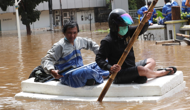 Toan canh nguoi dan thu do Indonesia khon kho vi lu lut-Hinh-3