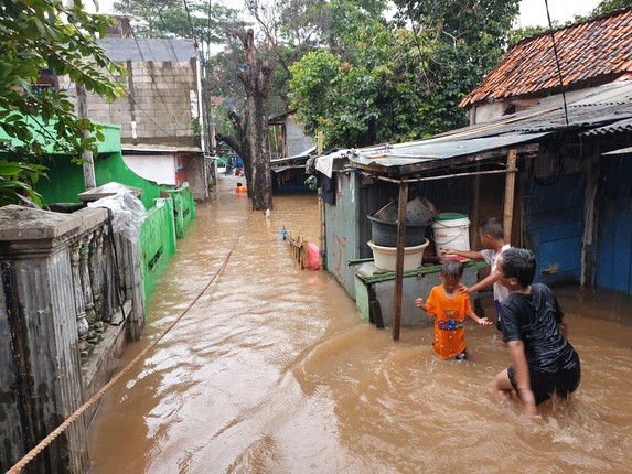 Toan canh nguoi dan thu do Indonesia khon kho vi lu lut-Hinh-5