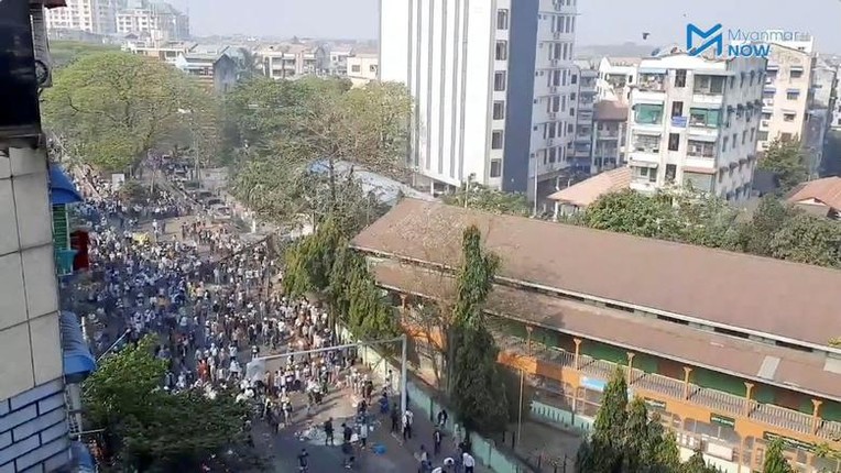 Chum anh dung do giua canh sat va nguoi bieu tinh o Myanmar-Hinh-7