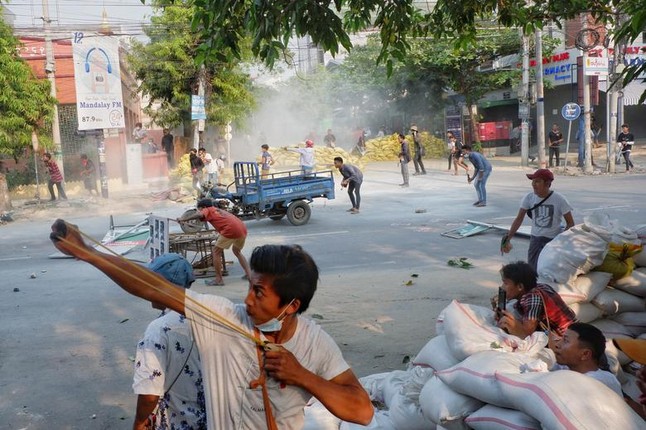 Bieu tinh o Myanmar: Vi sao ban bo thiet quan luat tai Yangon?-Hinh-9