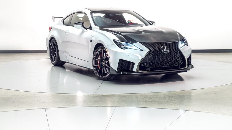 Ven man bi an xe sang Lexus RC F phien ban 2020-Hinh-2