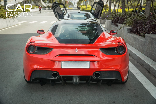 Man nhan voi sieu xe Ferrari 488 GTB hon 11 ty xuat hien o Sai Gon-Hinh-10