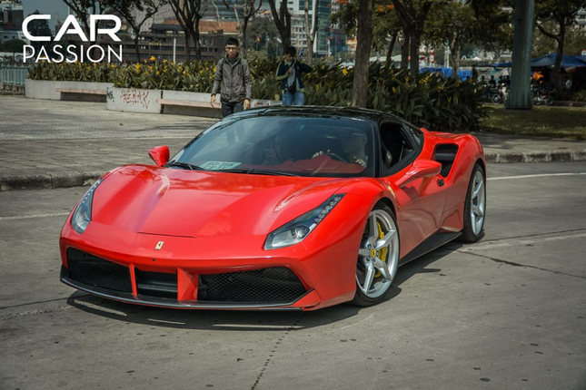 Man nhan voi sieu xe Ferrari 488 GTB hon 11 ty xuat hien o Sai Gon-Hinh-2