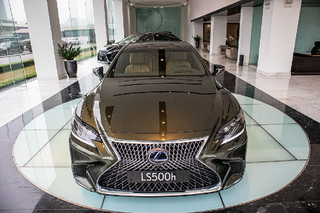 Xe sang Lexus LS500h 2020 gan 8 ty dong tai Ha Noi-Hinh-2