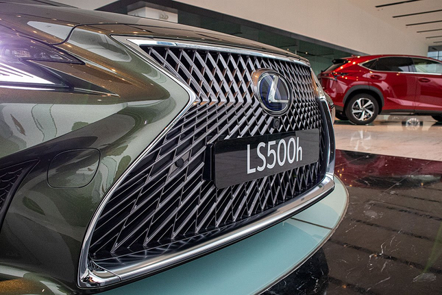 Xe sang Lexus LS500h 2020 gan 8 ty dong tai Ha Noi-Hinh-3