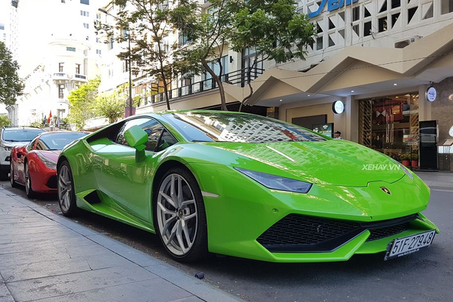 Thieu gia Phan Hoang cuoi sieu xe Lamborghini Huracan choi Tet