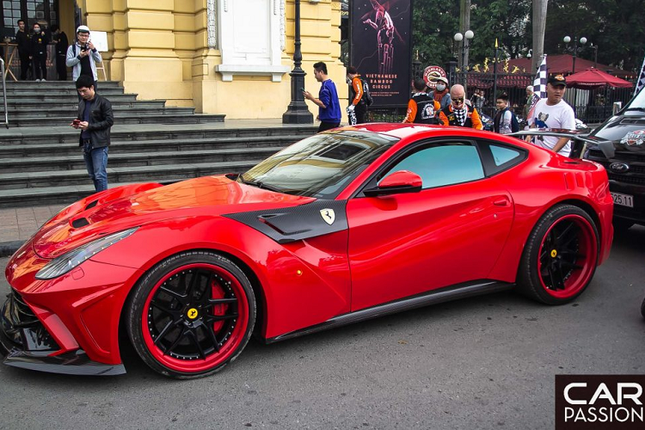 Me man sieu xe Ferrari F12 Berlinetta hon 22 ty tren duong pho Ha Noi-Hinh-2