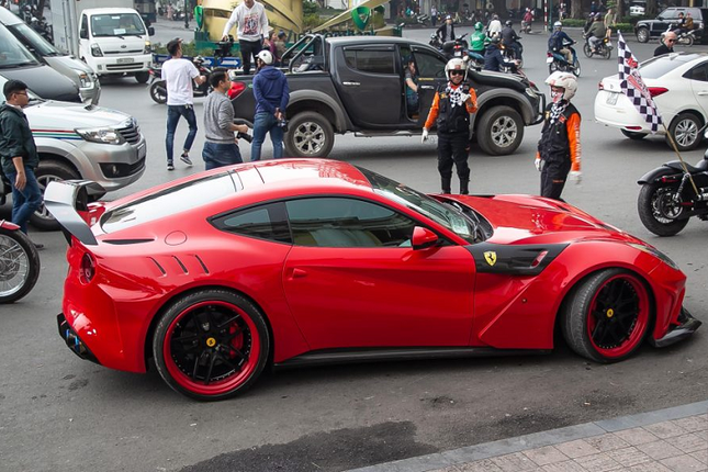 Me man sieu xe Ferrari F12 Berlinetta hon 22 ty tren duong pho Ha Noi-Hinh-3