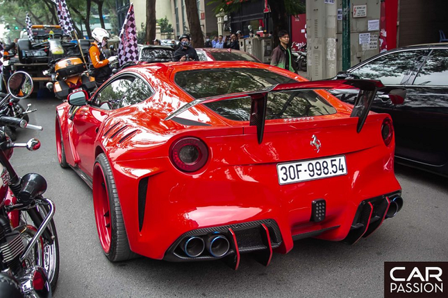 Me man sieu xe Ferrari F12 Berlinetta hon 22 ty tren duong pho Ha Noi-Hinh-4