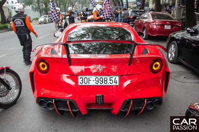 Me man sieu xe Ferrari F12 Berlinetta hon 22 ty tren duong pho Ha Noi-Hinh-9