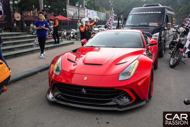 Me man sieu xe Ferrari F12 Berlinetta hon 22 ty tren duong pho Ha Noi