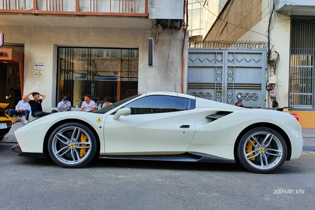 Ngam Ferrari 488 Spider hon 15 ty dao xuong pho Sai Gon-Hinh-2