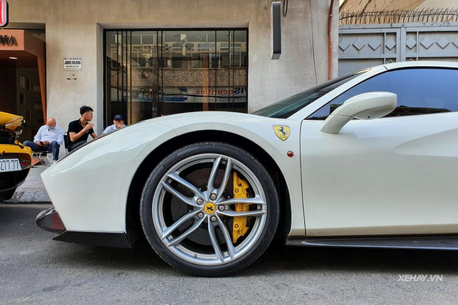 Ngam Ferrari 488 Spider hon 15 ty dao xuong pho Sai Gon-Hinh-3