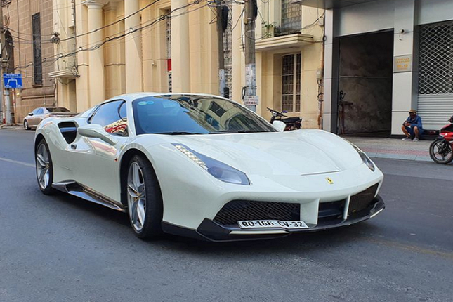 Ngam Ferrari 488 Spider hon 15 ty dao xuong pho Sai Gon