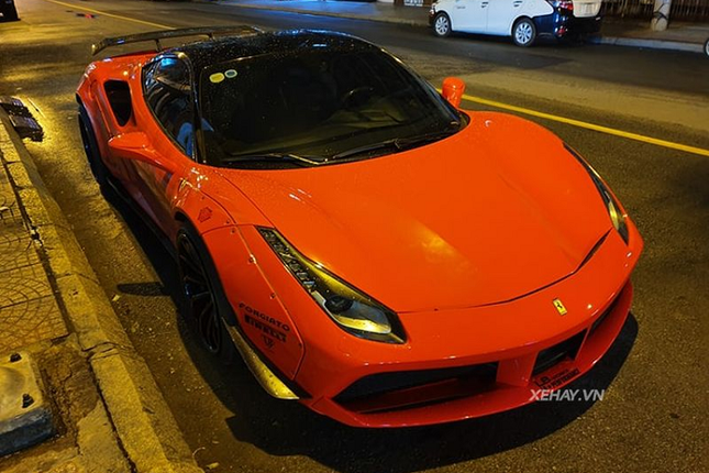 Sieu xe Ferrari 488 GTB thay ao do ruc o Sai Gon-Hinh-2