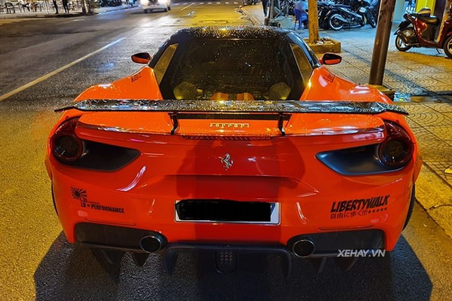 Sieu xe Ferrari 488 GTB thay ao do ruc o Sai Gon-Hinh-5