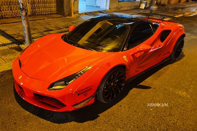 Sieu xe Ferrari 488 GTB thay ao do ruc o Sai Gon-Hinh-6