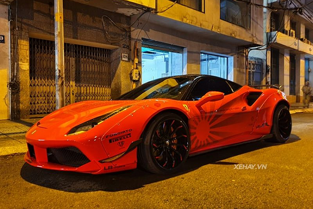 Sieu xe Ferrari 488 GTB thay ao do ruc o Sai Gon