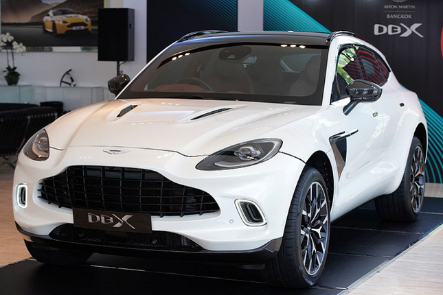 Can canh Aston Martin DBX V8 hon 15 ty dong