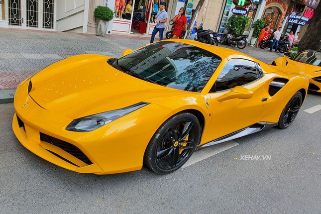 Ngam sieu xe Ferrari 488 Spider vang ruc mot goc Sai Gon-Hinh-2