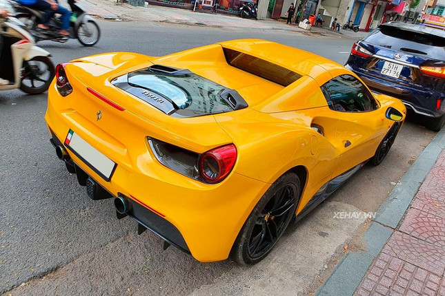 Ngam sieu xe Ferrari 488 Spider vang ruc mot goc Sai Gon-Hinh-3