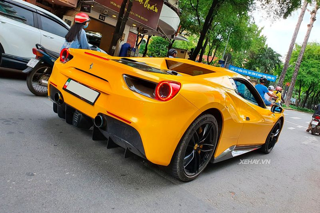 Ngam sieu xe Ferrari 488 Spider vang ruc mot goc Sai Gon-Hinh-5