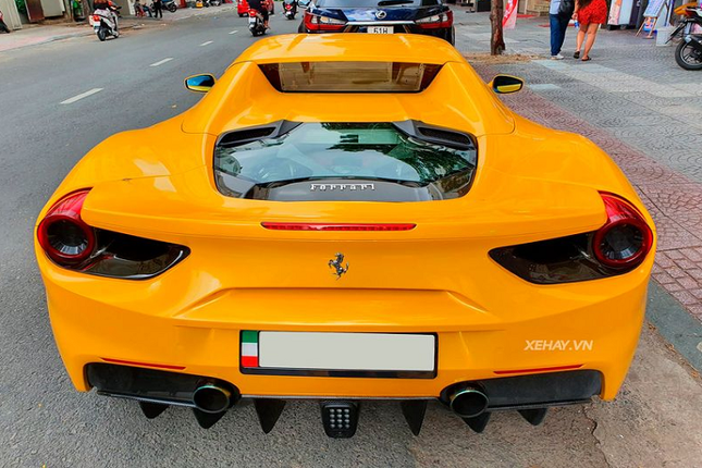 Ngam sieu xe Ferrari 488 Spider vang ruc mot goc Sai Gon-Hinh-6