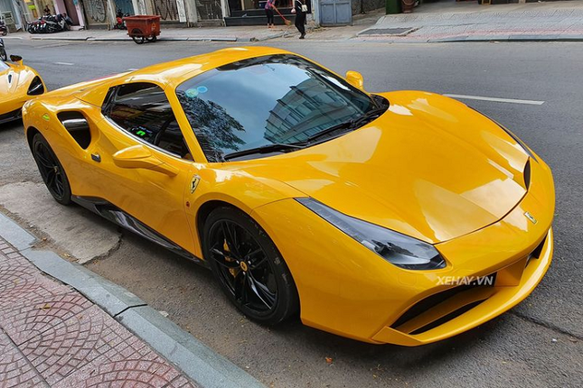 Ngam sieu xe Ferrari 488 Spider vang ruc mot goc Sai Gon