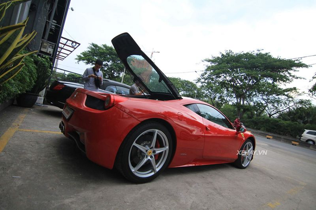 Sieu xe Ferrari 458 Italia do ruc tren pho Sai Gon-Hinh-2
