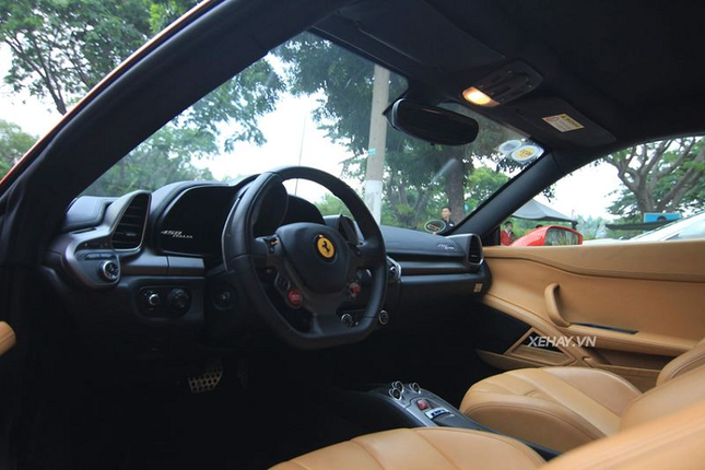 Sieu xe Ferrari 458 Italia do ruc tren pho Sai Gon-Hinh-3