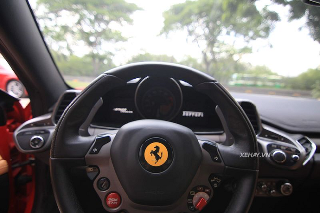Sieu xe Ferrari 458 Italia do ruc tren pho Sai Gon-Hinh-4