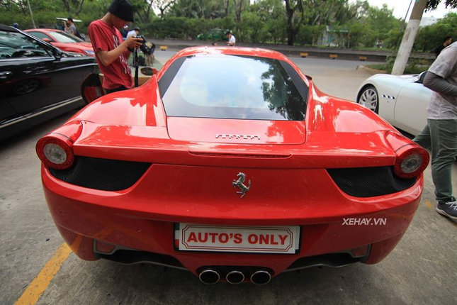 Sieu xe Ferrari 458 Italia do ruc tren pho Sai Gon-Hinh-7