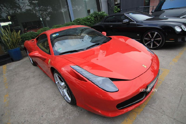 Sieu xe Ferrari 458 Italia do ruc tren pho Sai Gon