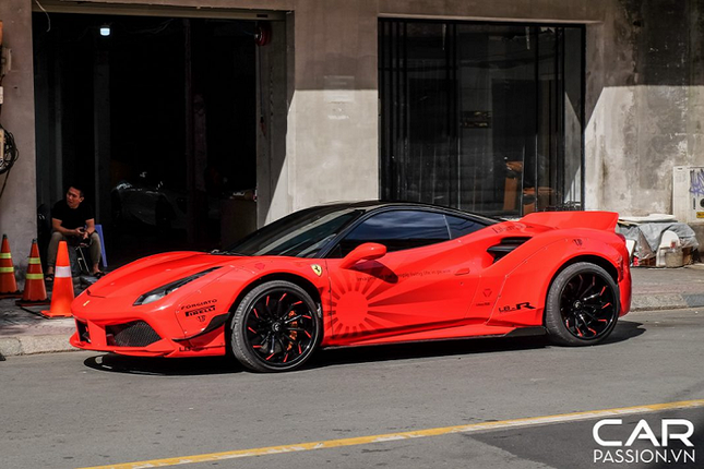 Di xem sieu xe Ferrari 488 do Liberty Walk doc nhat Viet Nam-Hinh-10