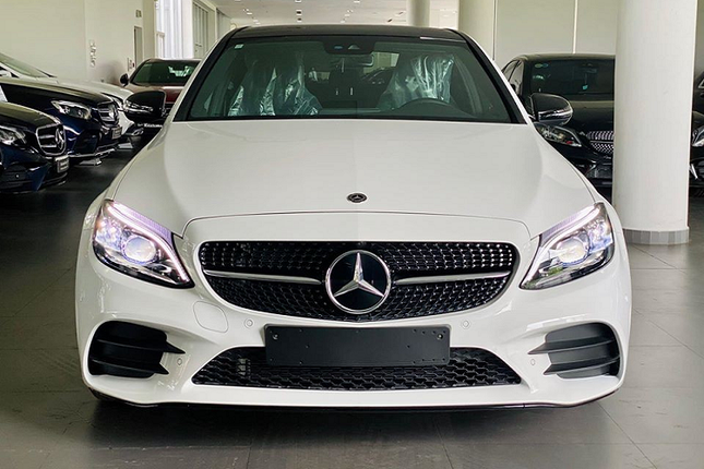 Mercedes-Benz C300 them Panorama, tang gia them 10 trieu dong