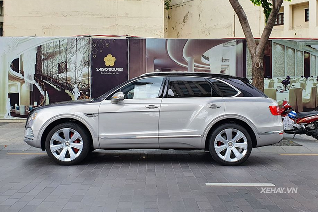 Can canh xe sieu sang Bentley Bentayga Mulliner tren duong pho Sai Gon-Hinh-3