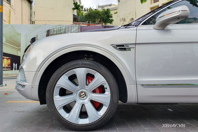 Can canh xe sieu sang Bentley Bentayga Mulliner tren duong pho Sai Gon-Hinh-4