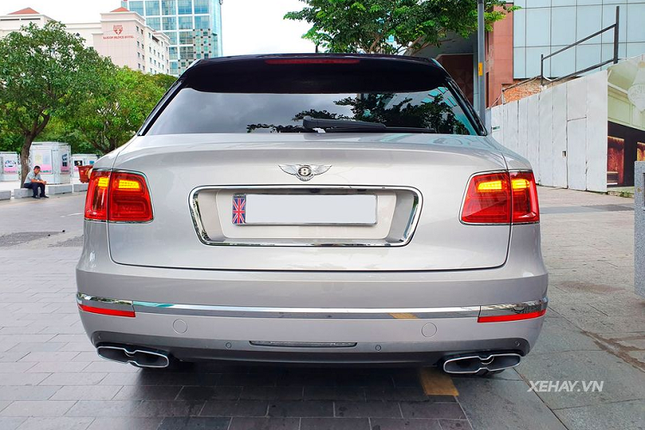 Can canh xe sieu sang Bentley Bentayga Mulliner tren duong pho Sai Gon-Hinh-6