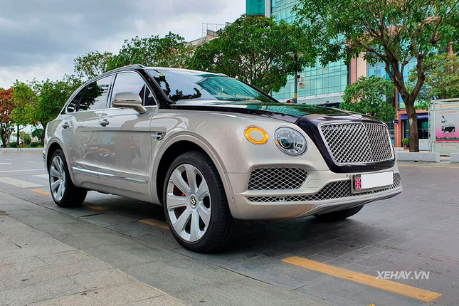 Can canh xe sieu sang Bentley Bentayga Mulliner tren duong pho Sai Gon-Hinh-7