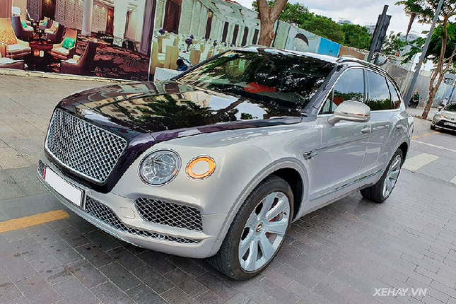 Can canh xe sieu sang Bentley Bentayga Mulliner tren duong pho Sai Gon