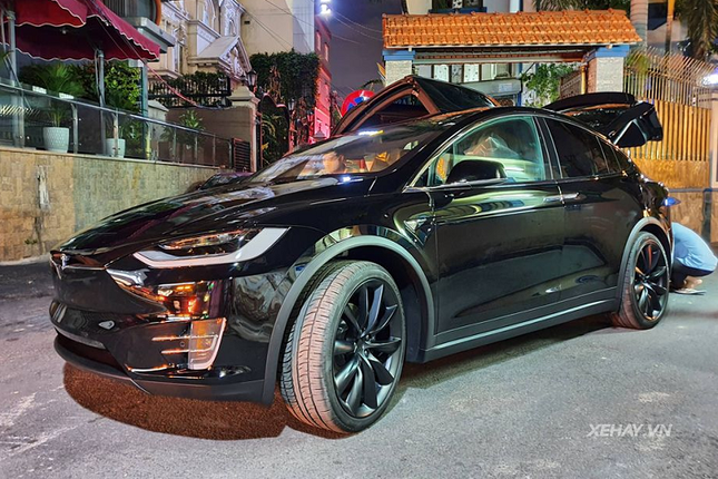 Dai gia Sai Gon chi 11 ty mua SUV dien Tesla Model X