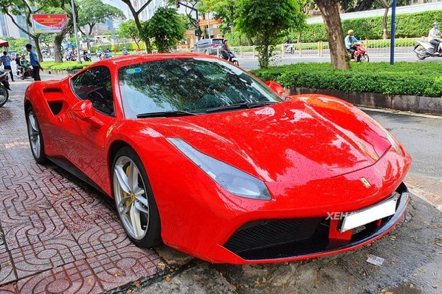 Ngam Ferrari 488 GTB tung la cua dai gia Dang Le Nguyen Vu