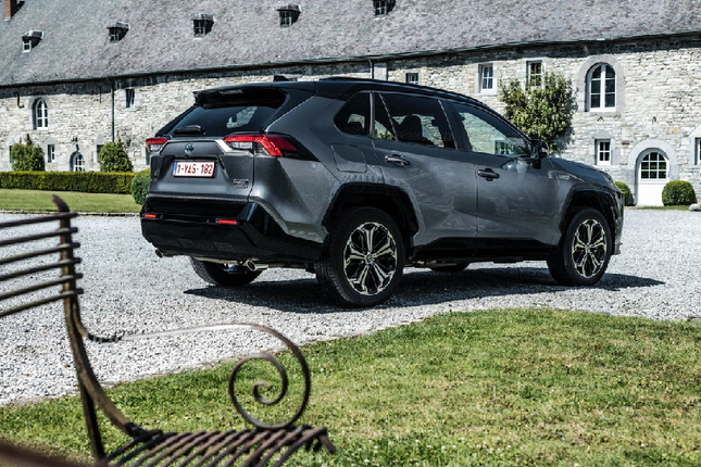 Ngam Toyota RAV4 Plug-in Hybrid moi chi ton 1 lit xang/100 km-Hinh-2